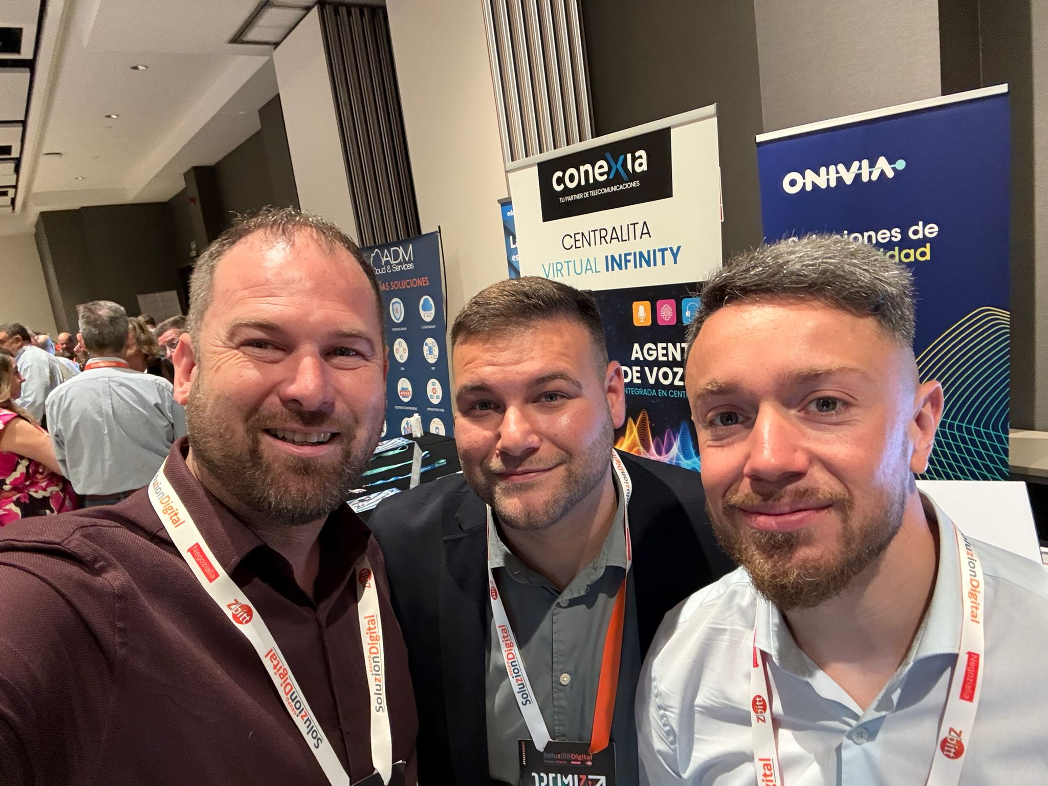 Stand de Conexia con roll-up de Onivia visible durante la convención