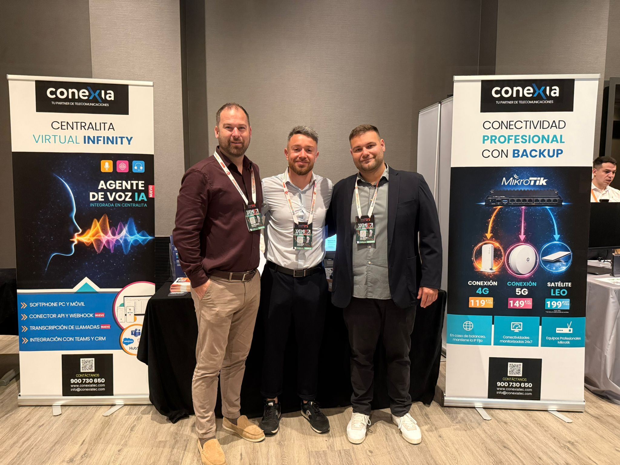 Equipo de Conexia atendiendo a distribuidores en el stand