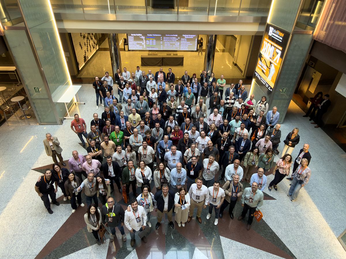 Foto grupal de los más de 400 distribuidores en el Roadshow
